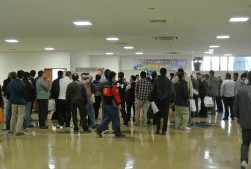 「スタンプラリーオープニング抽選会」に集まる会員