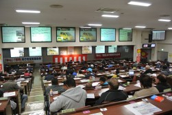 セリ開始時にポス席はほぼ満席に