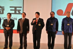 開催の挨拶に立つ小川会長兼社長
