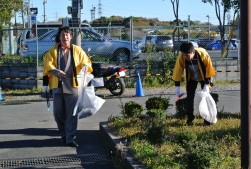 清掃活動に取組む添野部会長