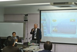 挨拶を行う佐藤博理事長