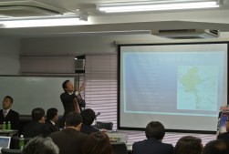 ミャンマー市場報告をする藁科副理事長