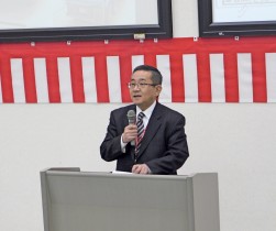 セリ前の挨拶で謝辞を述べる堀越健治会長長