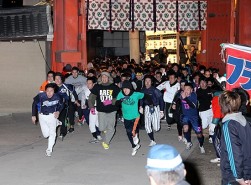 開門神事福男選びの模様