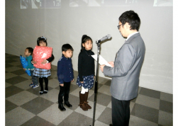 セリ前に実施されたちびっ子会場長任命式の模様