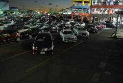 輸入車が並ぶＵＳＳ横浜会場