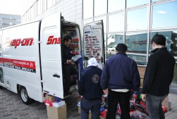 スナップオン直売会に足を止める会員