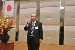 挨拶を行う佐藤博理事長