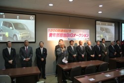 セレモニー前に挨拶に立つ澤田会長