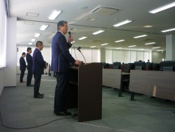 新年の抱負を述べる向井社長