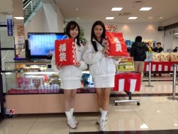 福袋を紹介するスタッフ