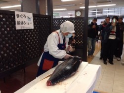 マグロ解体ショーの模様