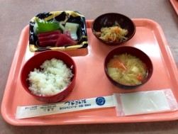 ふるまわれたマグロ料理