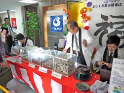 自動計算機で正確に元気にカウントする事務局スタッフ
