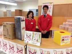 新春お年玉おみくじの模様(左から浅野さん、所さん)