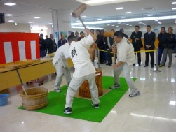 中谷堂の高速餅つき大会（年末年始でテレビ局7社から取材された）　