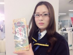 恒例の縁起モノの厄除けだんごを紹介するスタッフ(酒井さん)