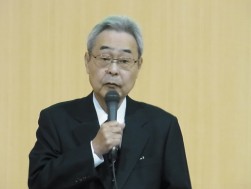 初荷ＡＡセリ前のセレモニーで謝辞を述べる鈴木章郎会長