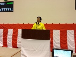 セレモニーで挨拶に立つ古田専務