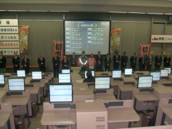 新年の挨拶に立つ澤田稔理事長