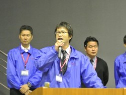 挨拶に立つ皆川副社長