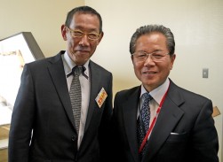 ベイオークの塩原淳平社長が視察（写真左）