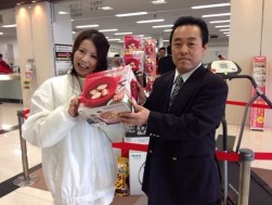 大抽選会で賞品（マイヤー電子レンジ圧力鍋）が当たった会員－カービッグ 岐阜県瑞浪市 小栗一広代表）