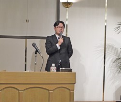挨拶で「九州沖縄から元気を発信したい」と述べた朝隈友晴代表幹事