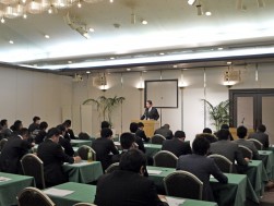 熱心に講演を聴く青年部会メンバー