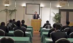 講演に立った自動車流通新聞編集長倉元進氏