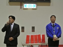 挨拶に立つ小島事務局長（左）と斎川支店長（右）