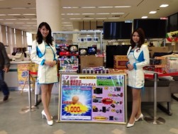 抽選会の賞品を紹介するアイネスレディ