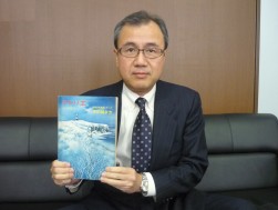 大学時代に感銘を受けた美術雑誌「アトリエ」を持つ永谷氏