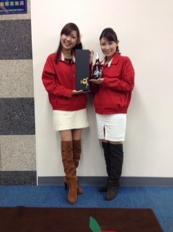 ＣＡＡオリジナル焼酎を紹介するスタッフ