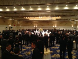 総会後のパーティーには与野党を問わず多くの国会議員が出席した
