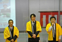 挨拶に立つ大山部会長（右）と磯﨑理事長（左）と添野関連協青年部部会長（中央）