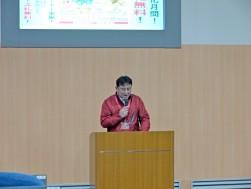 セリ前の挨拶に立つ責任者の勝田淳会場長