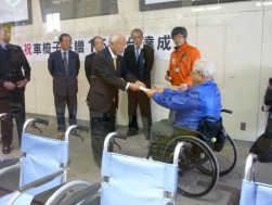 今回で１５０台目となる車椅子の目録を渡す元坂明会長