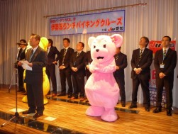 レセプションルームで挨拶に立つ樋田会長