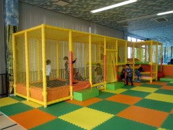 たくさんの遊具のなかで我を忘れてはしゃぎまくる子供達