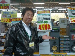 １ＤＩＮタイプのカーオーディオは４９８０円という格安価格で飛ぶように売れていた。