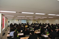 講義に熱心に聞き入る参加者