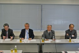 記者会見を開く自販連・守川会長