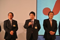 開催の挨拶に立つ小川会長兼社長