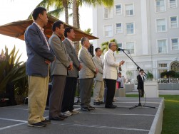 ウェルカムパーティーで挨拶を述べる澤田会長