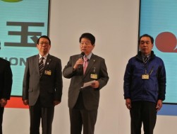 開催の挨拶に立つ小川会長兼社長