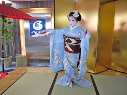 見事な舞踊を披露する舞妓（叶果さん）