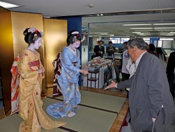 舞妓とのジャンケンゲームに挑む会員