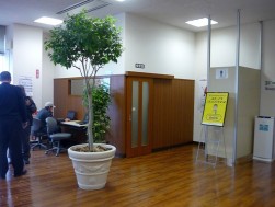 新設した喫煙所とネットコーナー