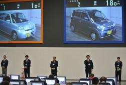 今年度初ＡＡで就任挨拶に立つ赤瀬常務取締役・横浜会場長